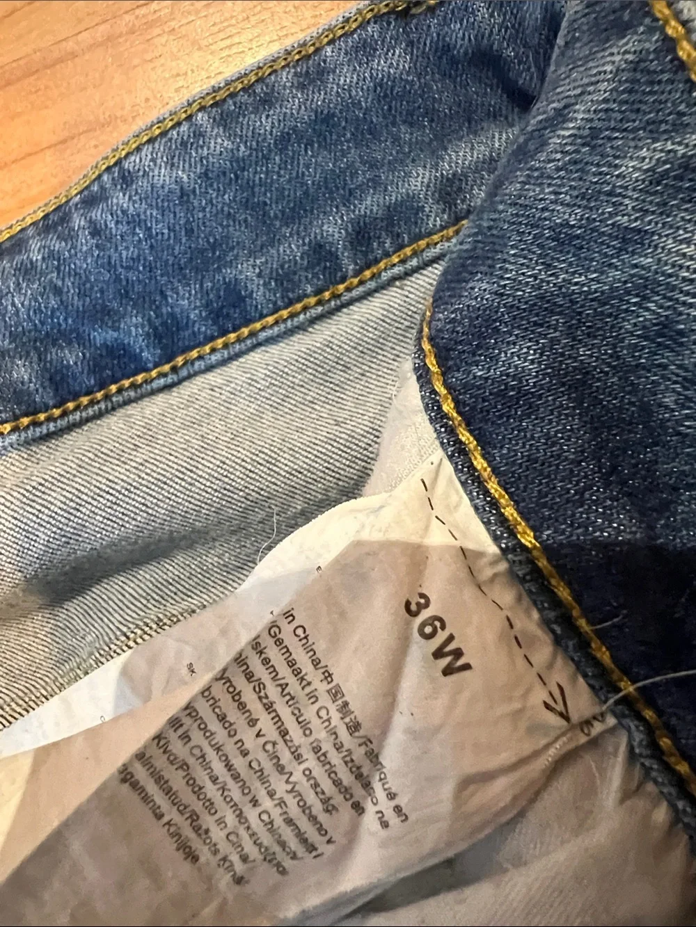 Men's Light Blue Distressed 36w 32L Jeans